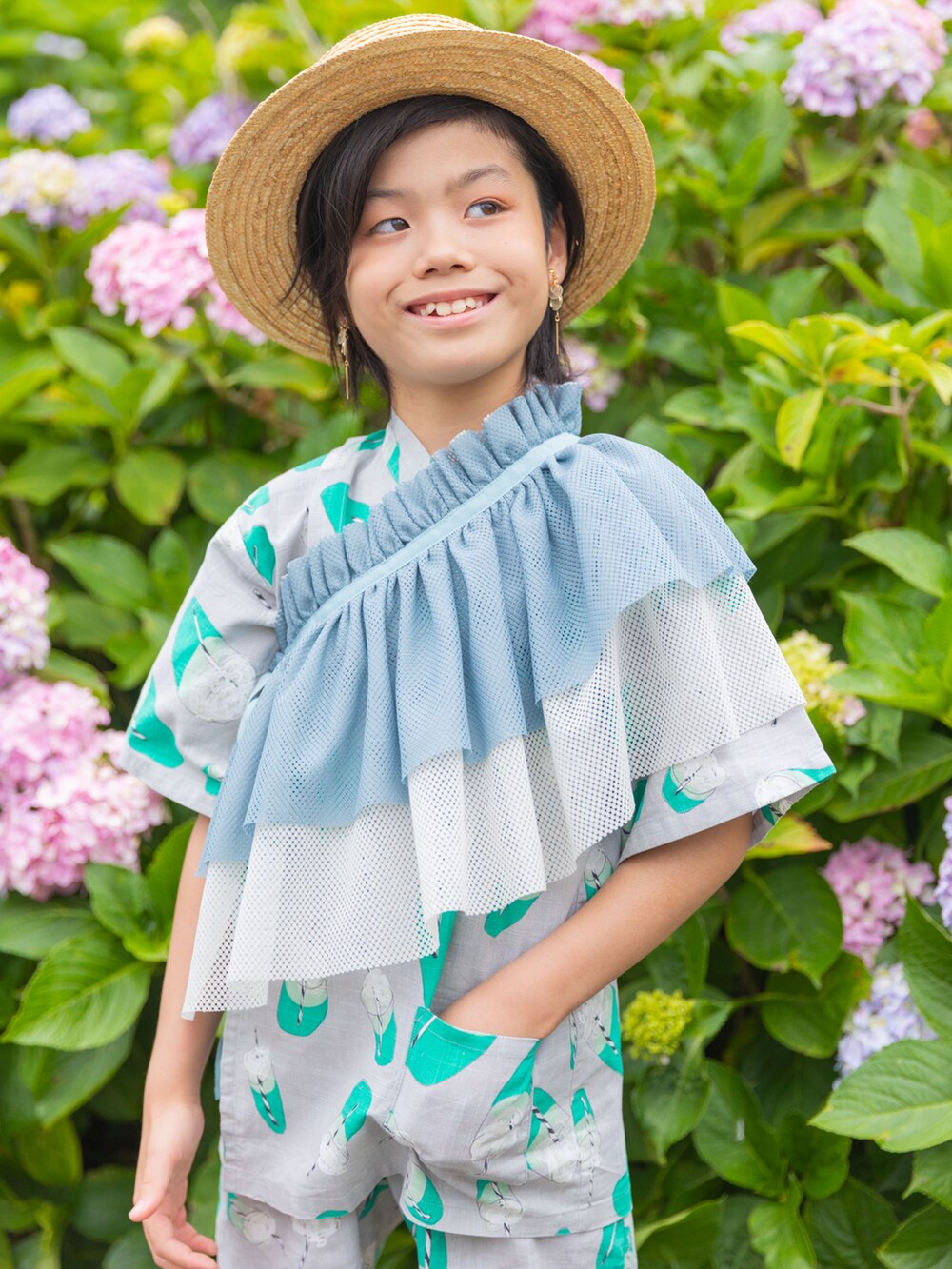 ブルー系のサンダル、ベージュ系の帽子、ブルー系の付け襟を着用したキッズの夏コーディネートの4枚目の写真