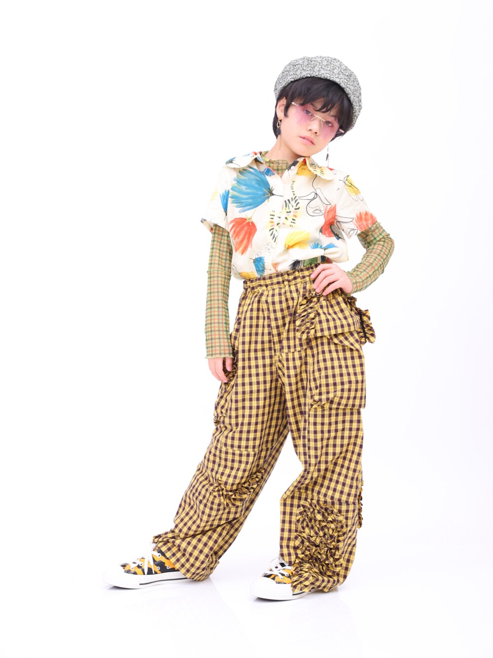 ベージュ系のシャツ/ブラウス、イエロー系のその他パンツ、グリーン系のその他トップスを着用したキッズの春コーディネートの3枚目の写真
