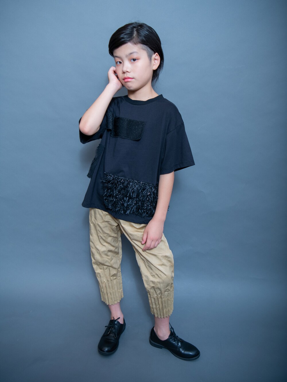ブラック系のTシャツ/カットソー、ゴールド系のパンツ、ブラック系のシューズを着用したキッズの夏コーディネートの4枚目の写真