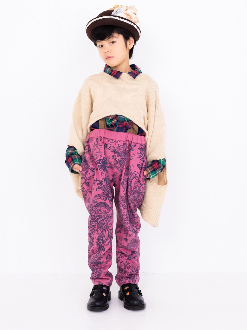 ベージュ系のニット/セーター、ピンク系のパンツ、ブラック系のローファーを着用したキッズの冬コーディネートの3枚目の写真