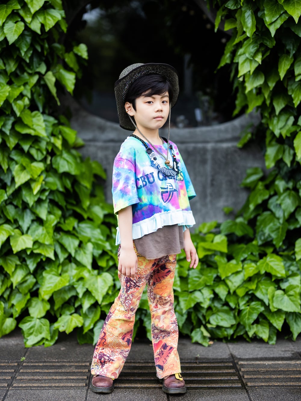 その他のTシャツ/カットソー、ブラウン系のブーツ、ブラウン系のタンクトップを着用したキッズの夏コーディネートの3枚目の写真