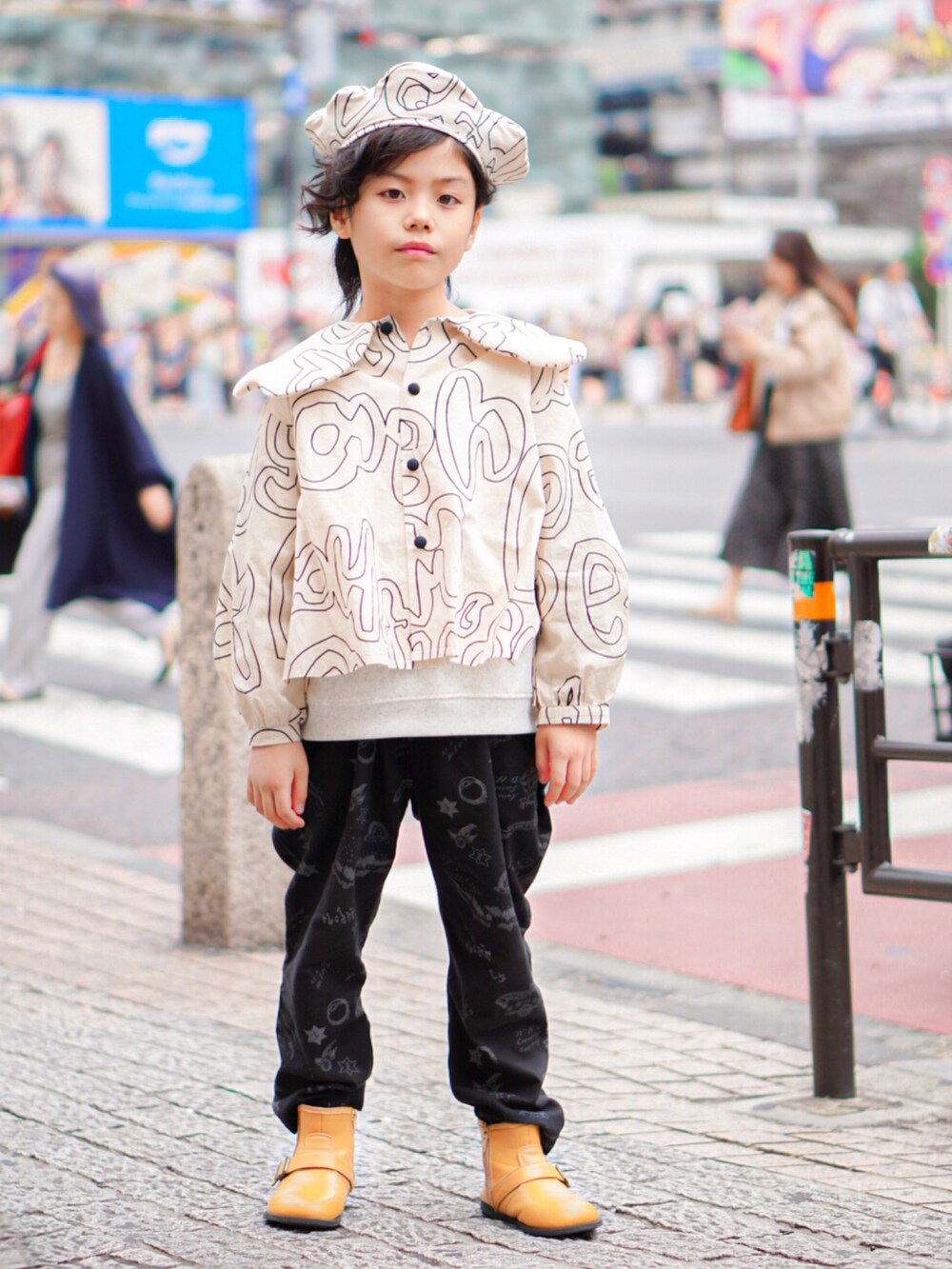 ブラック系のその他パンツ、ベージュ系のシャツ/ブラウス、ベージュ系のハンチング/ベレー帽を着用したキッズの秋コーディネートの3枚目の写真