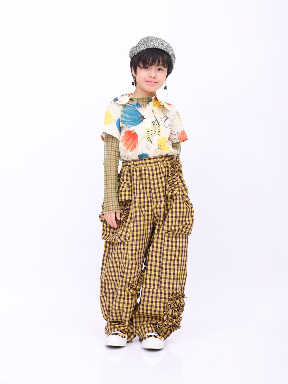 ベージュ系のシャツ/ブラウス、イエロー系のその他パンツ、グリーン系のその他トップスを着用したキッズの春コーディネートの2枚目の写真