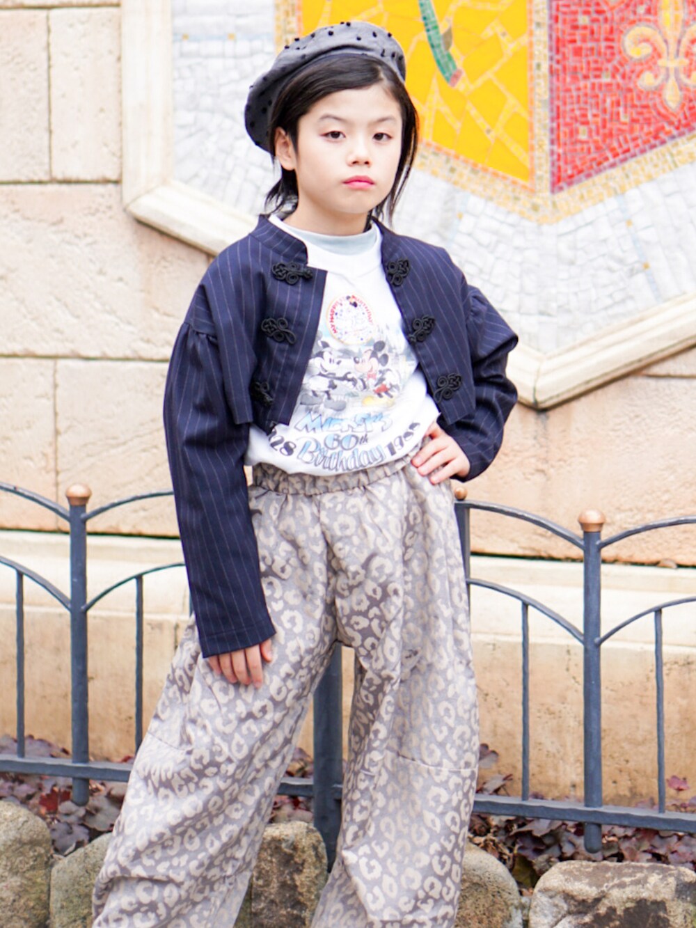 ブルー系のその他アウター、シルバー系のその他パンツ、ホワイト系のTシャツ/カットソーを着用したキッズの秋コーディネートの4枚目の写真