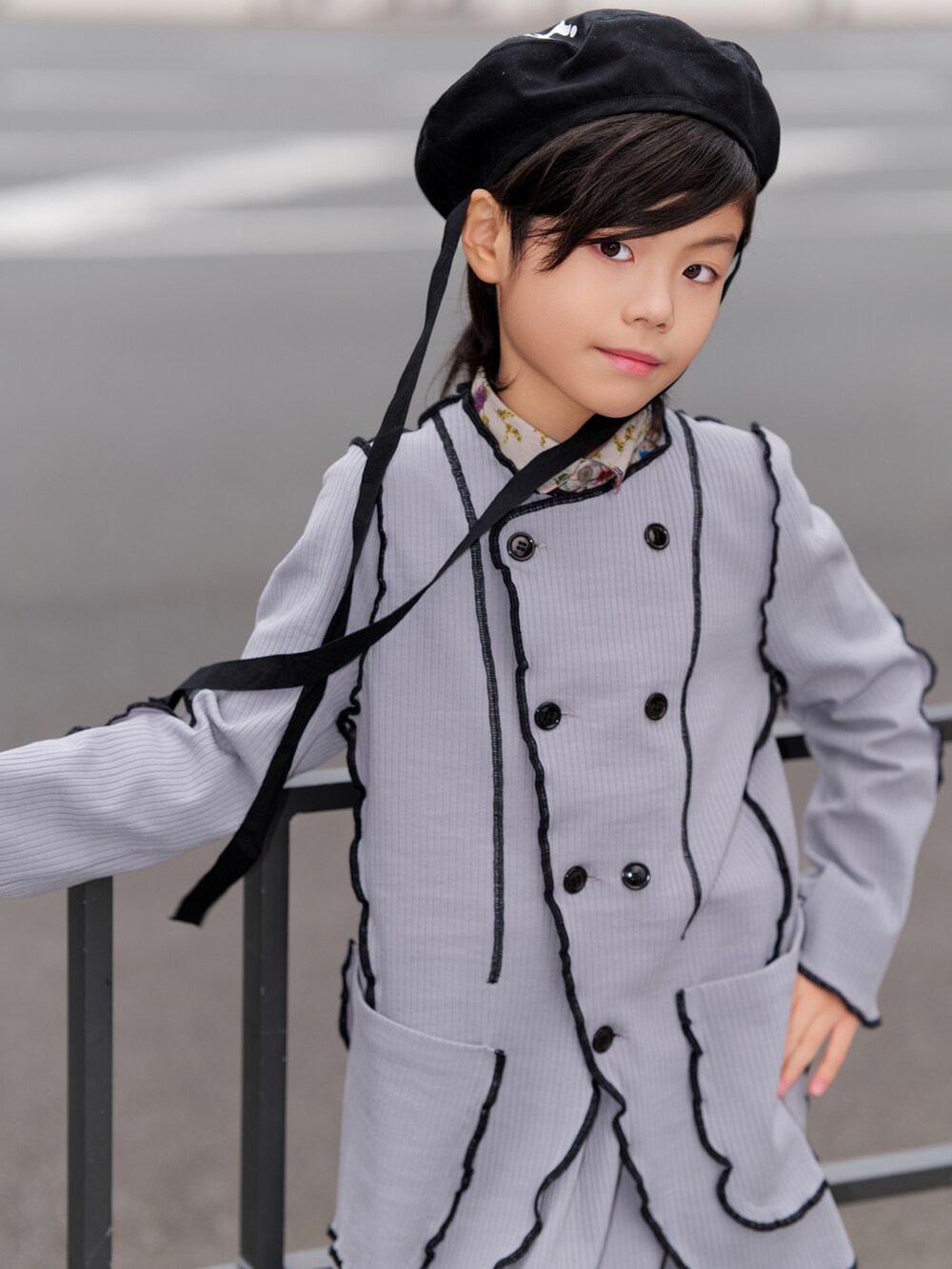 グレー系のその他パンツ、グレー系のジャケット/アウター、ブラック系のローファーを着用したキッズの冬コーディネートの5枚目の写真