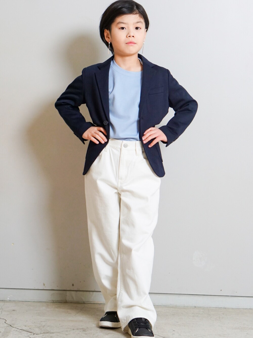 ブルー系のジャケット/アウター、ブルー系のTシャツ/カットソー、ホワイト系のパンツを着用したキッズの春コーディネートの3枚目の写真