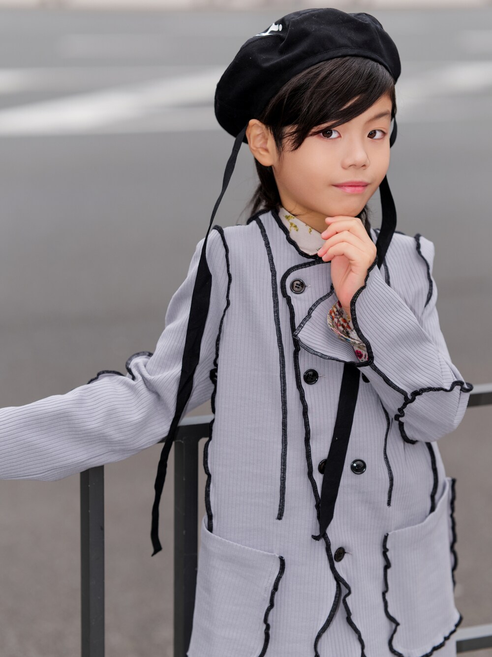 グレー系のジャケット/アウター、グレー系のその他パンツ、ブラック系のローファーを着用したキッズの冬コーディネートの3枚目の写真