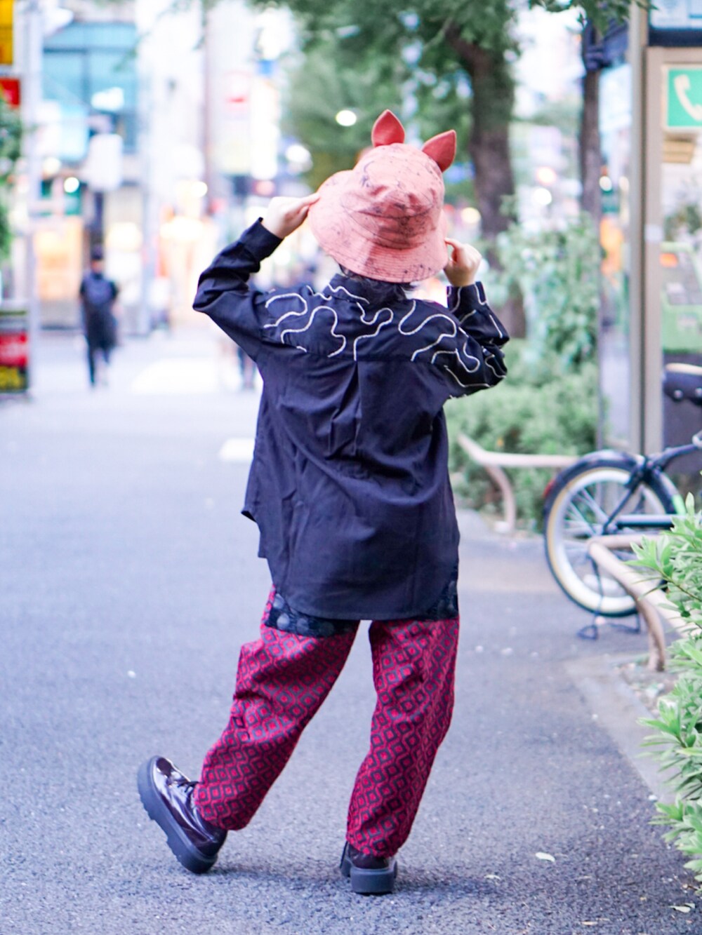 ブラック系のシャツ/ブラウス、レッド系のその他パンツ、パープル系のブーツを着用したキッズの秋コーディネートの5枚目の写真