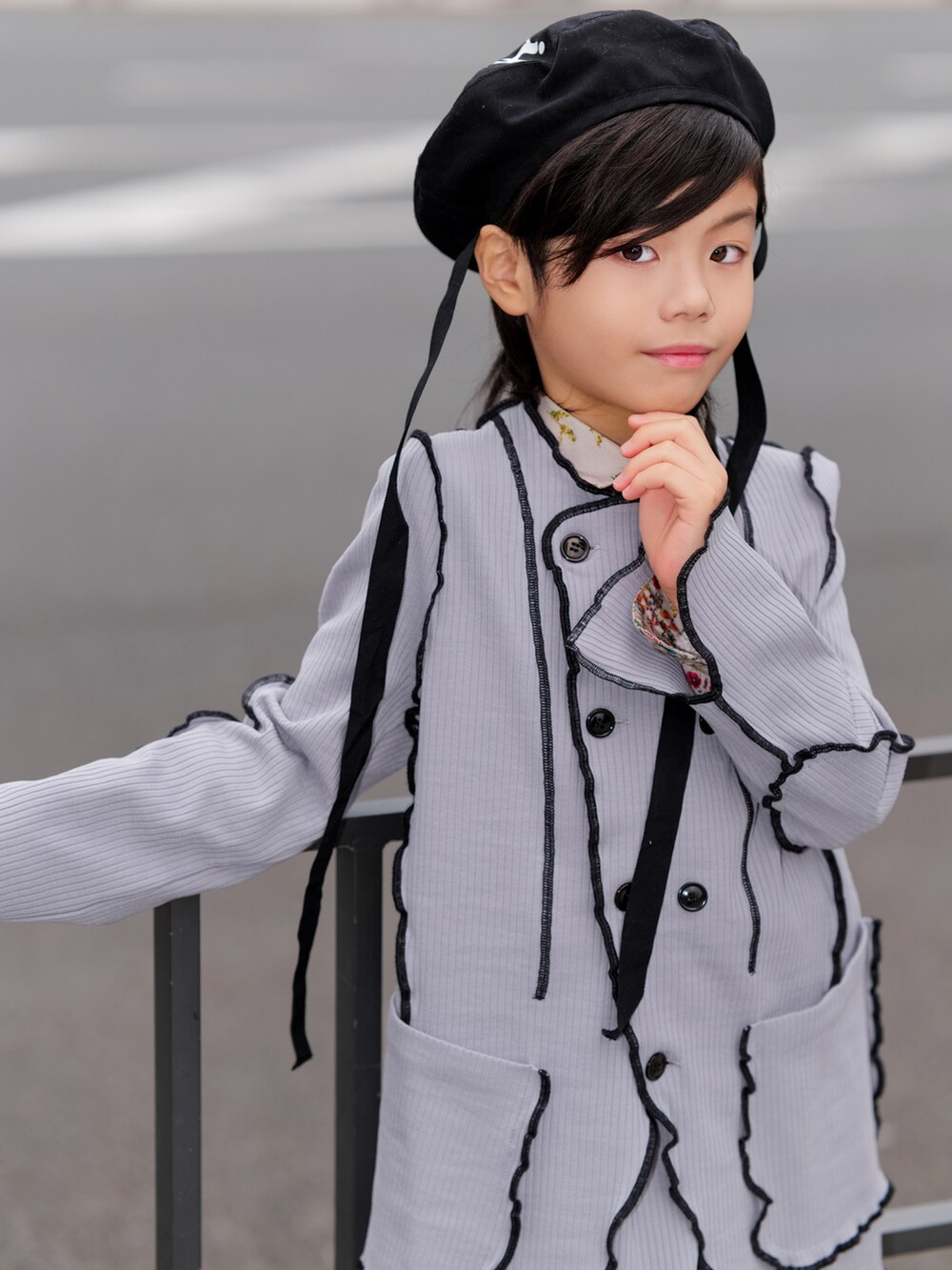 グレー系のその他パンツ、グレー系のジャケット/アウター、ブラック系のローファーを着用したキッズの冬コーディネートの3枚目の写真