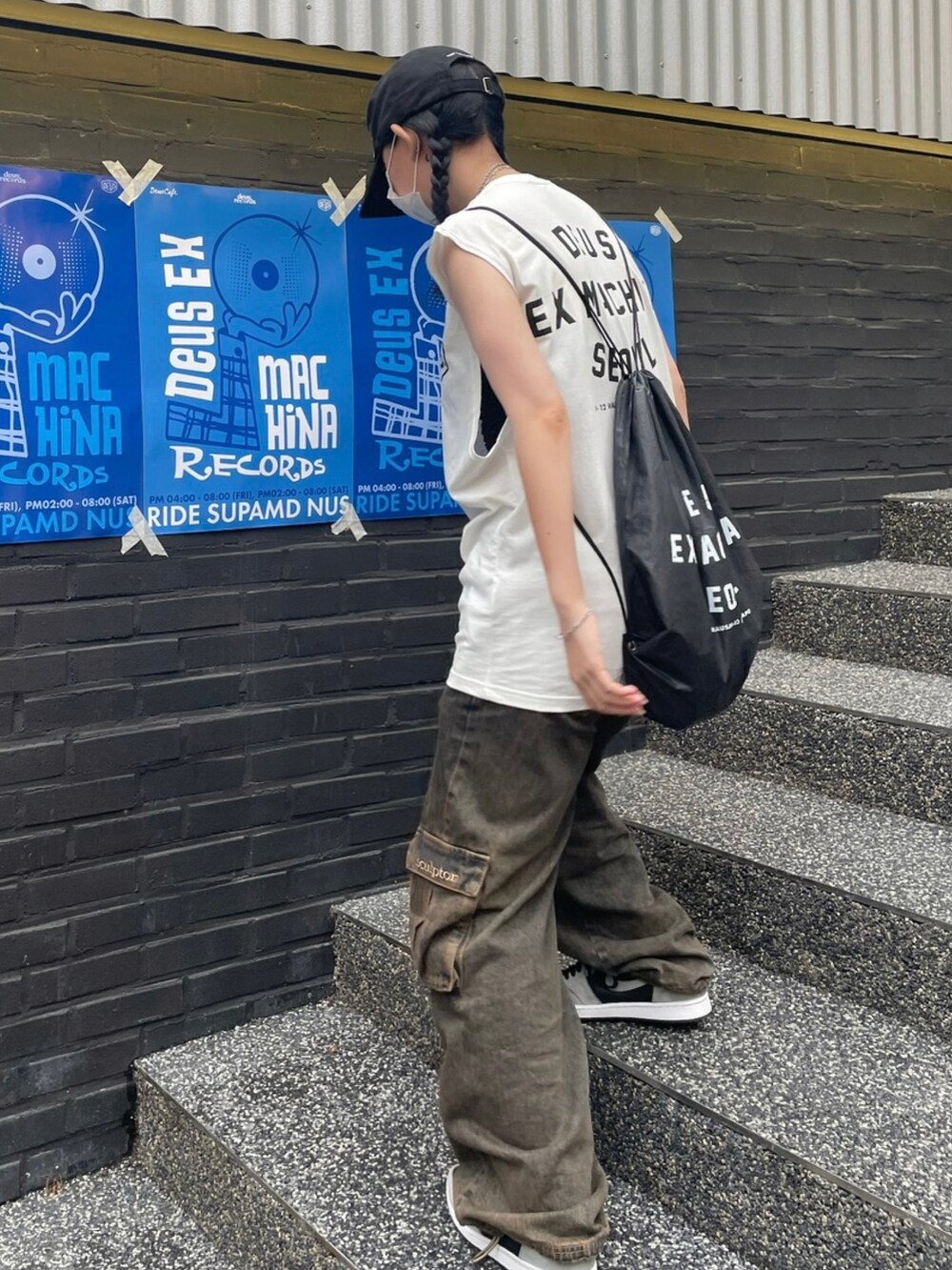 「韓国ファッション、韓国ストリート、韓国ブランド、韓国スタイル、スニーカー、スニーカーコーデ、スニーカー女子」｜「DEUS EX MACHINAのアイテム（ベスト、ホワイト系）」を使った、mmluvqさん（レディース・158cm）の夏コーディネートの2枚目の写真