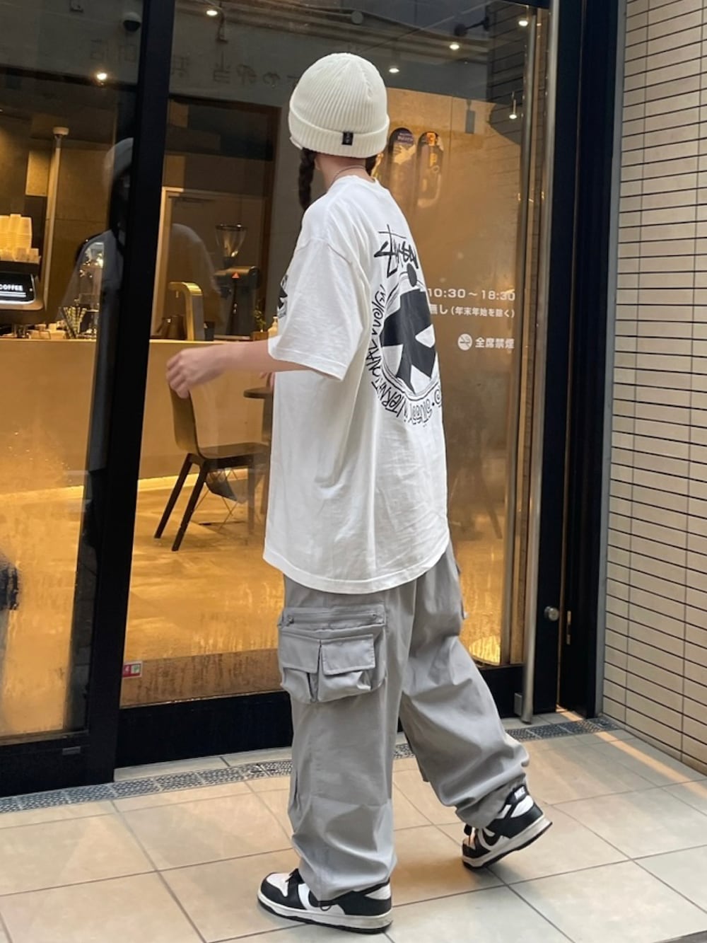 「韓国ファッション、韓国ブランド、韓国スタイル、韓国ストリート、スニーカー、スニーカーコーデ、スニーカー女子」｜「SURGERYのアイテム（ニットキャップ/ビーニー、ホワイト系）」を使った、mmluvqさん（レディース・158cm）の夏コーディネートの2枚目の写真