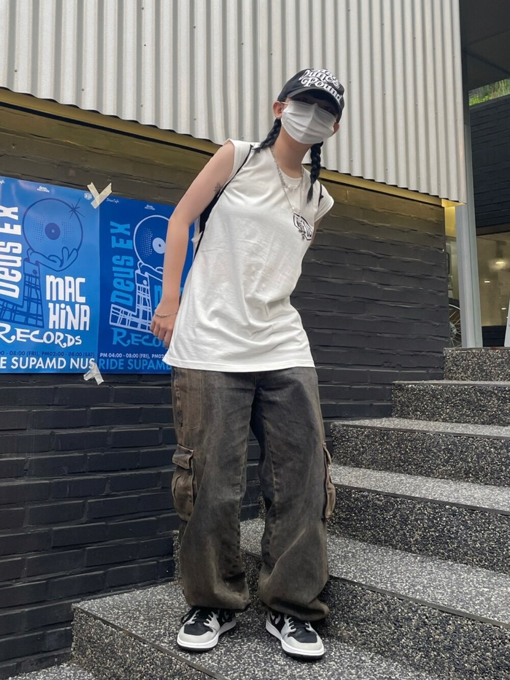 「韓国ファッション、韓国ストリート、韓国ブランド、韓国スタイル、スニーカー、スニーカーコーデ、スニーカー女子」｜「DEUS EX MACHINAのアイテム（ベスト、ホワイト系）」を使った、mmluvqさん（レディース・158cm）の夏コーディネートの4枚目の写真