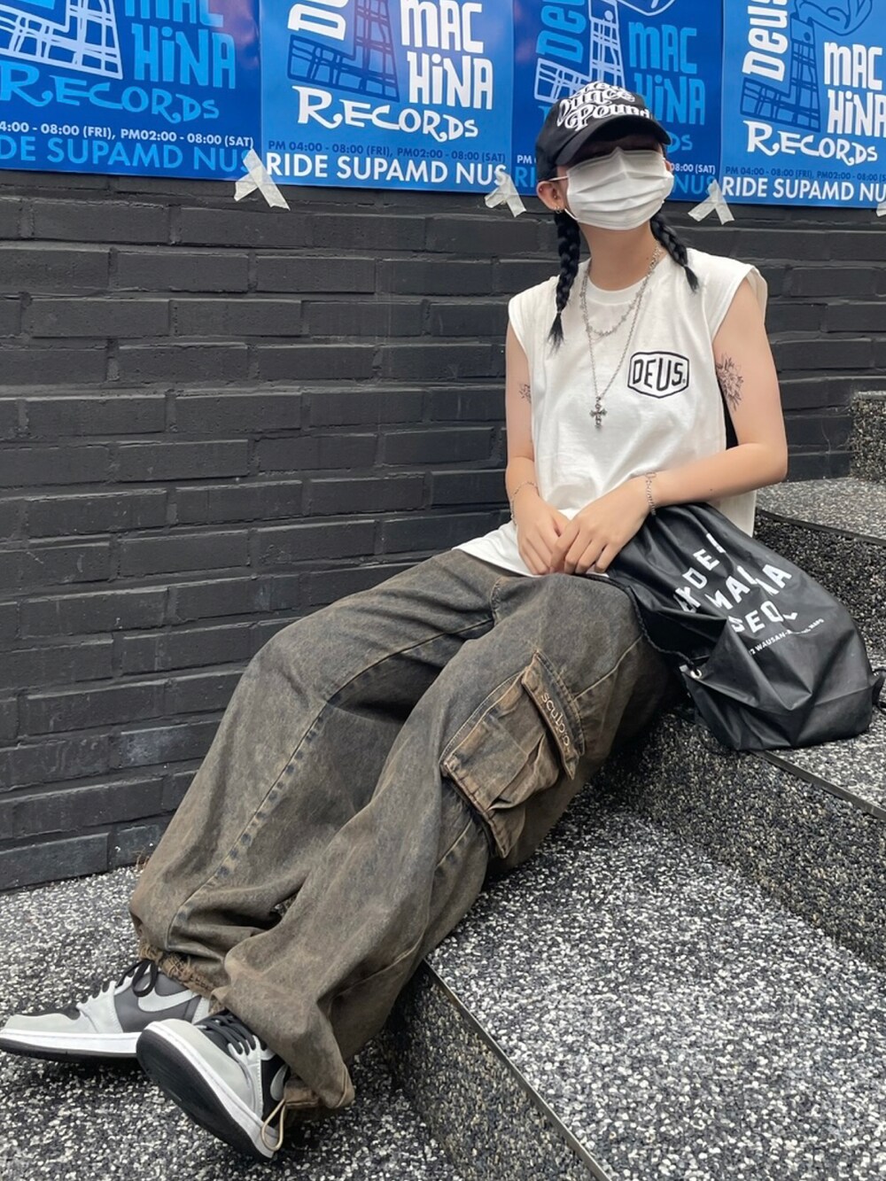 「韓国ファッション、韓国ストリート、韓国ブランド、韓国スタイル、スニーカー、スニーカーコーデ、スニーカー女子」｜「DEUS EX MACHINAのアイテム（ベスト、ホワイト系）」を使った、mmluvqさん（レディース・158cm）の夏コーディネートの3枚目の写真