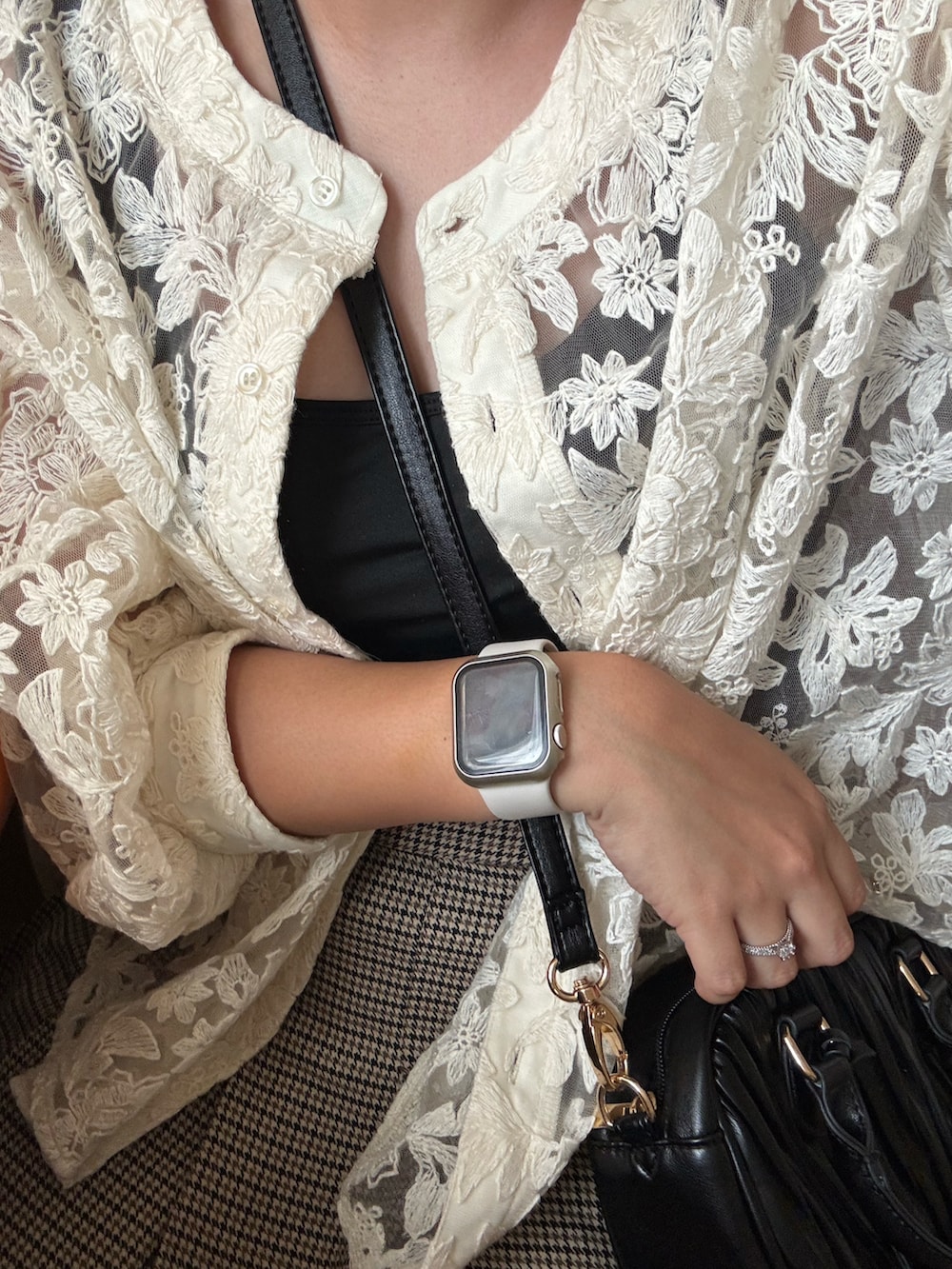 「moment+のフラワー刺繍レース クルーネックカーデブラウス（シャツ/ブラウス、ベージュ系）」を使った、夏紀さん（レディース・156cm）の夏コーディネートの2枚目の写真