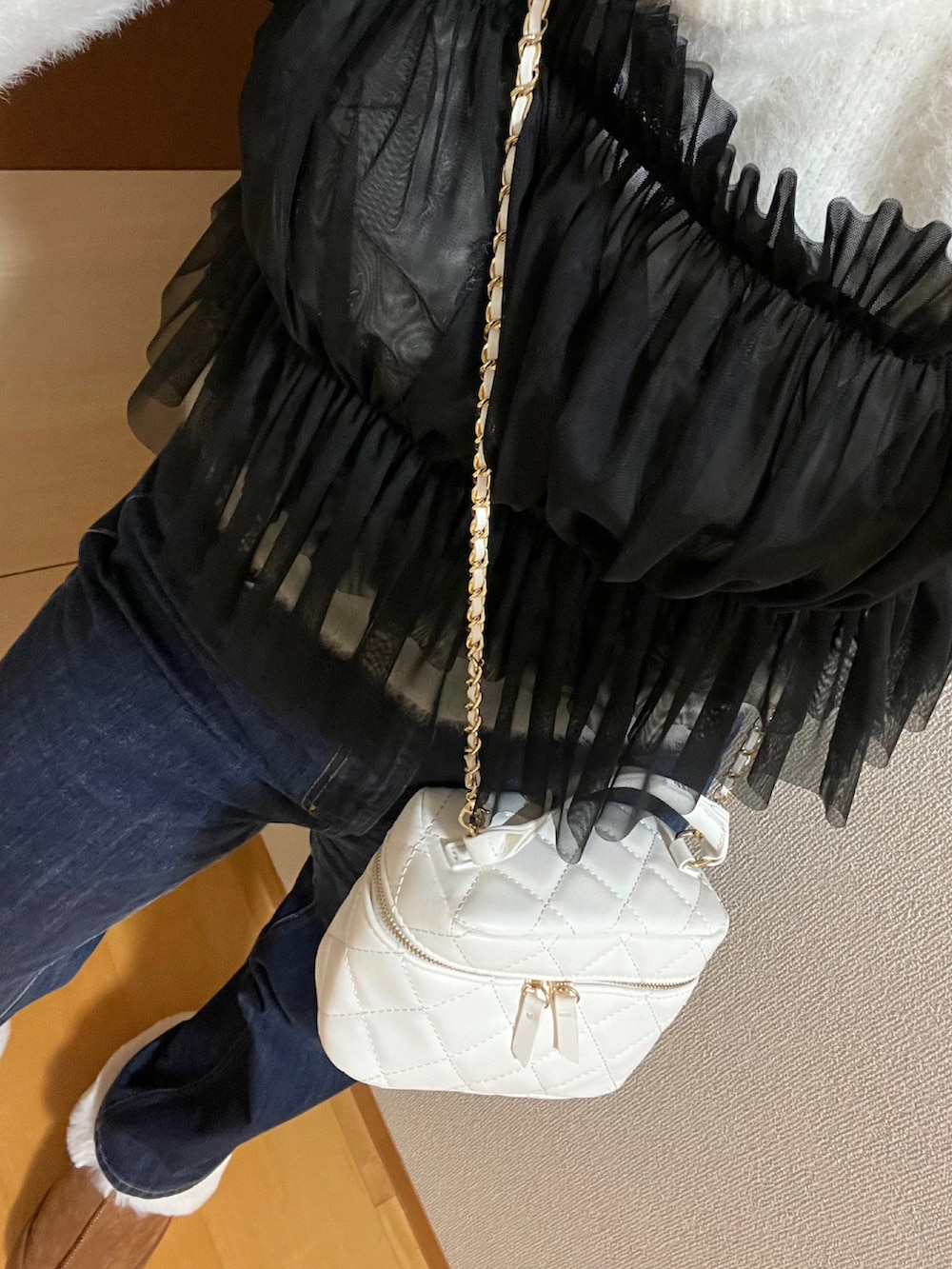 「moment+のリボンキャミソール（キャミソール、ブラック系）」を使った、夏紀さん（レディース・156cm）の冬コーディネートの2枚目の写真