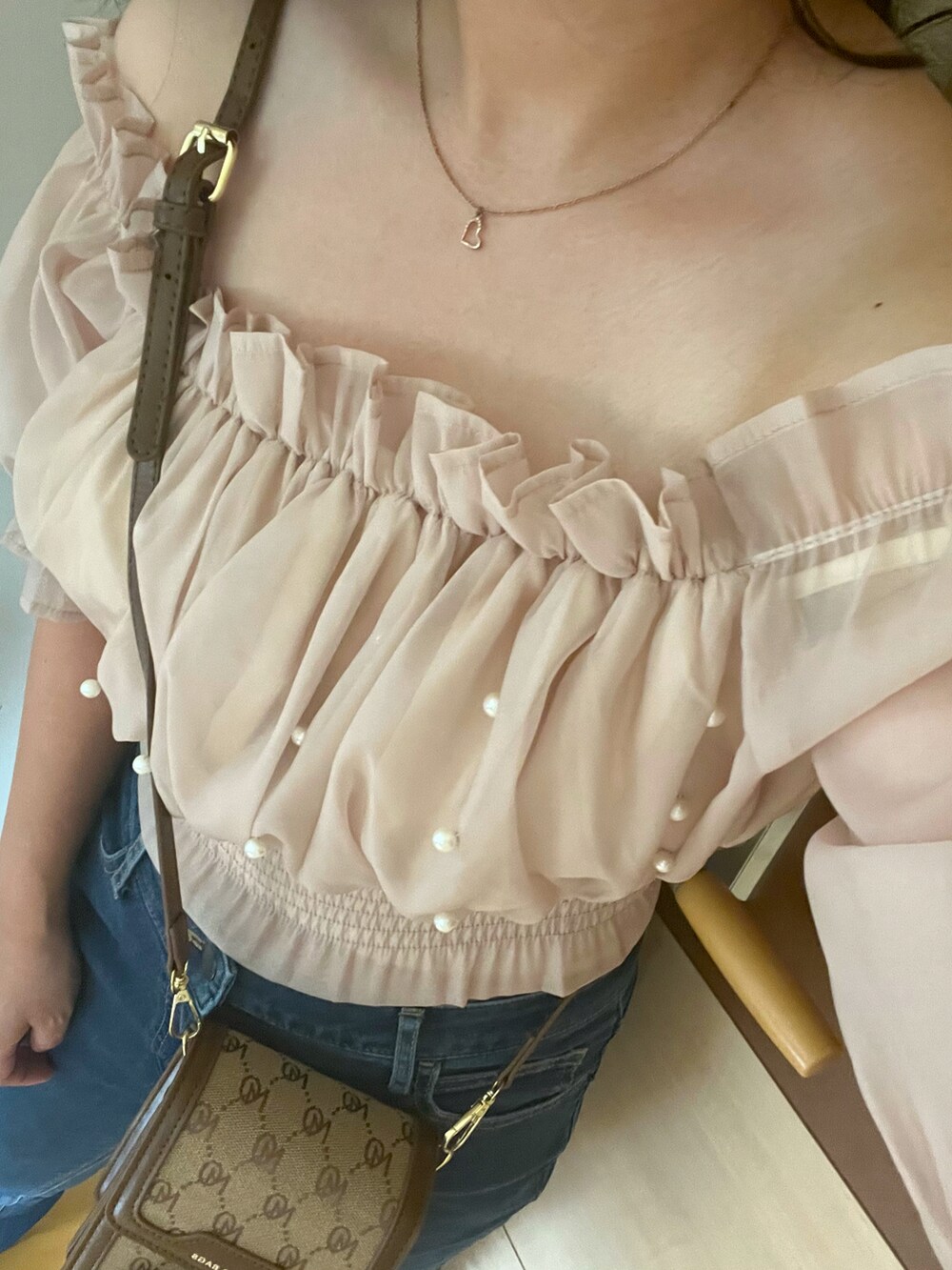 「オトナ女子、お出かけコーデ、シンプル、大人カジュアル、ラクチンコーデ」｜「ems exciteのバルーンスリーブパールBL（シャツ/ブラウス、ピンク系）」を使った、夏紀さん（レディース・155cm）の夏コーディネートの3枚目の写真