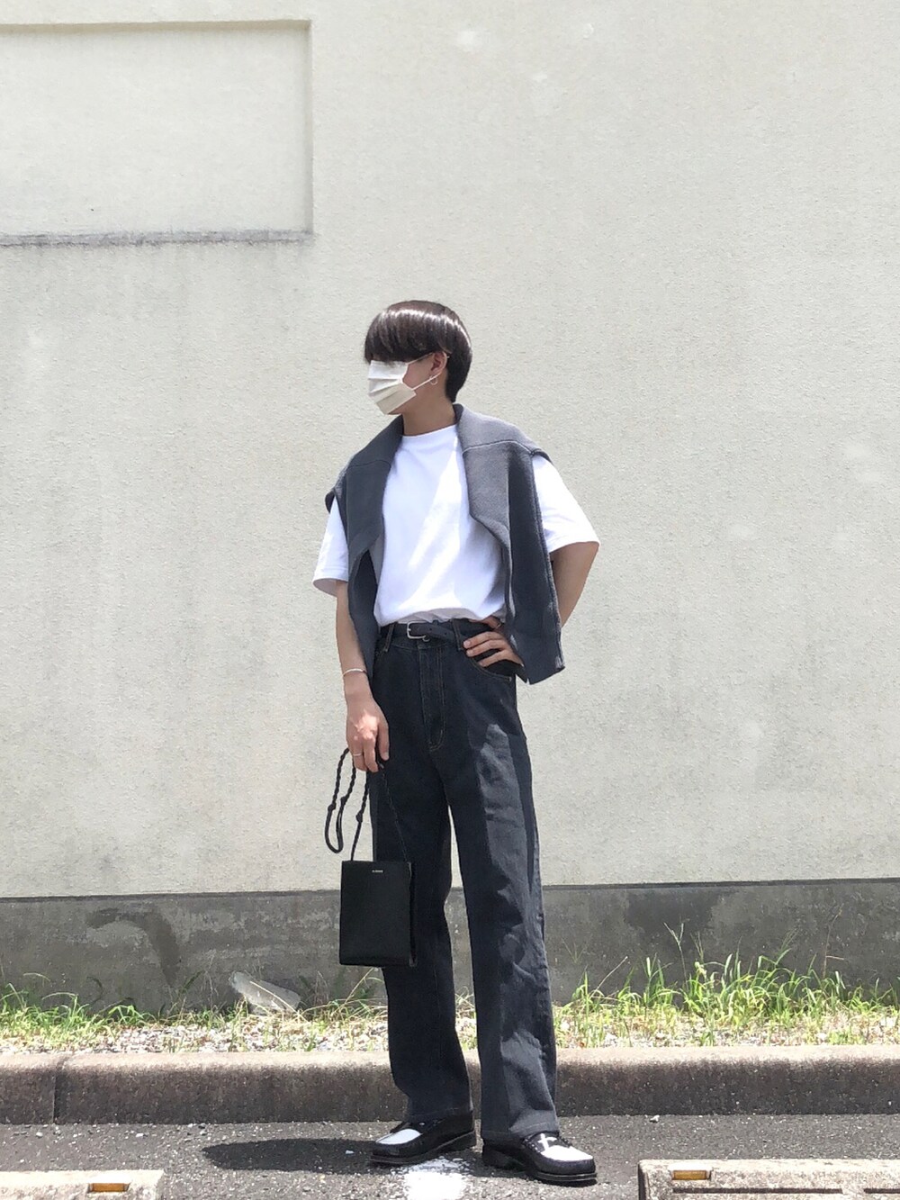 ブルー系のカーディガン/ボレロ、ホワイト系のTシャツ/カットソー、グレー系のデニムパンツを着用したメンズの夏コーディネートの2枚目の写真