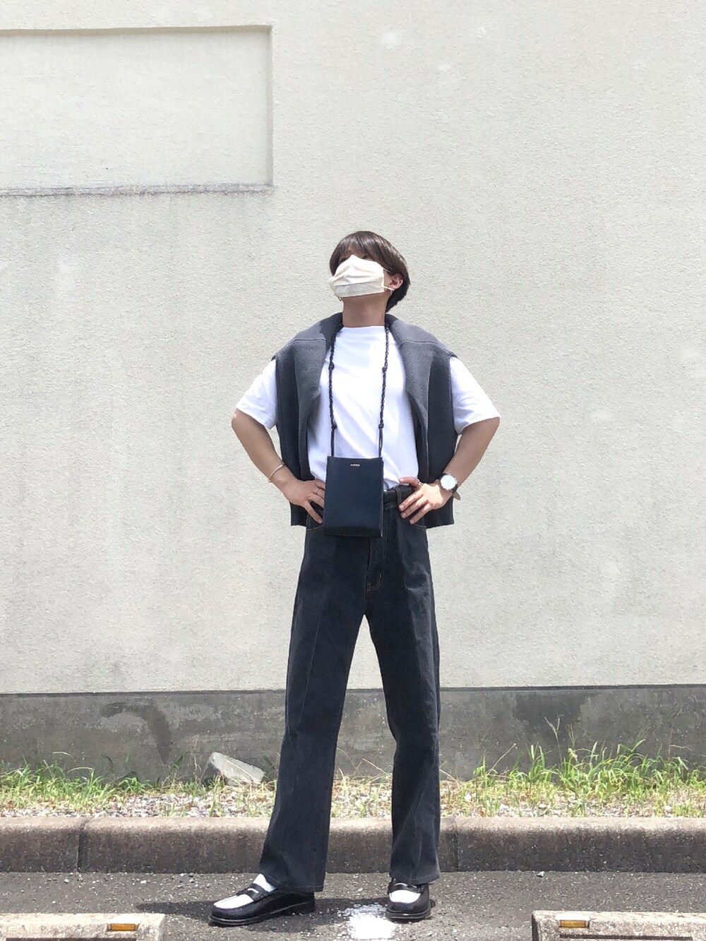 ブルー系のカーディガン/ボレロ、ホワイト系のTシャツ/カットソー、グレー系のデニムパンツを着用したメンズの夏コーディネートの3枚目の写真