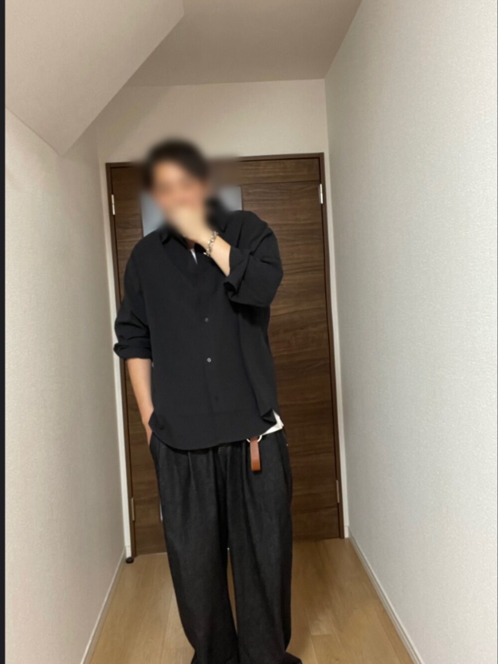 「アツいコーデ全部見せ、シンプル、カジュアル、オトナカジュアル、メンズファッション、秋コーデ、ブラック、remer、秋服、シンプルスタイル、シャツスタイル、デニム、夏コーデ」｜「remerのloose soft cotton over shirt / ルーズソフトコットンオーバーシャツ（シャツ/ブラウス、ブラック系）」を使った、sango0123さん（メンズ・185cm）の夏コーディネートの2枚目の写真