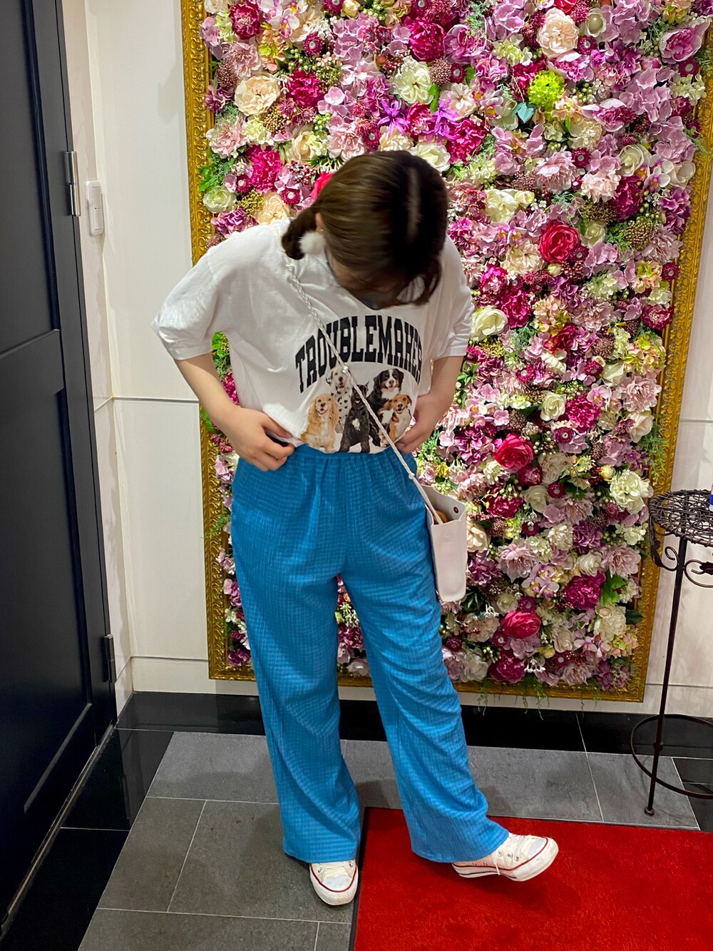 ブルー系のパンツ、ホワイト系のスニーカーを着用したレディースの夏コーディネートの2枚目の写真