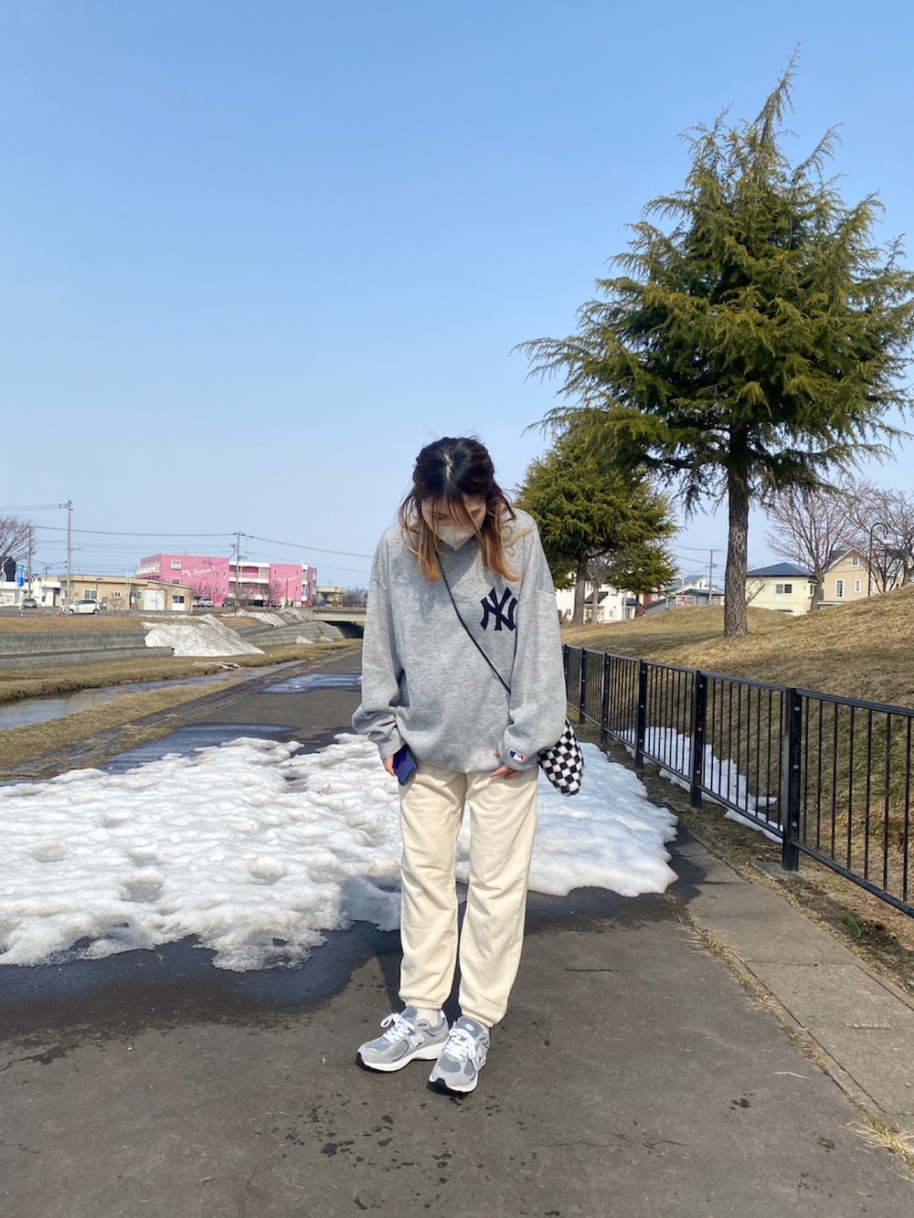 「スウェットパンツ、ニューバランス、今日のコーデ、ゆるコーデ」｜「MLBの【MLB/メジャーリーグベースボール】PUBLUX 別注MLB ジャガードロゴニット/ユニセックス/オーバーサイズ（ニット/セーター、グレー系）」を使った、yunaさん（レディース・162cm）の春コーディネートの2枚目の写真