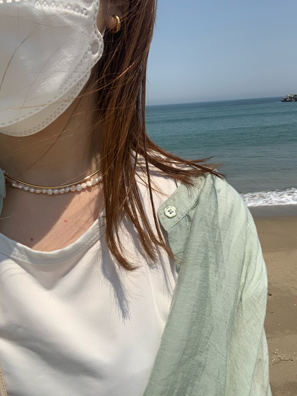 「休日スタイル、今日のコーデ、夏コーデ、シアーシャツ、グルカサンダル、海」｜「mysticのスラックスワイドパンツ（スラックス、グレー系）」を使った、yunaさん（レディース・162cm）の春コーディネートの2枚目の写真