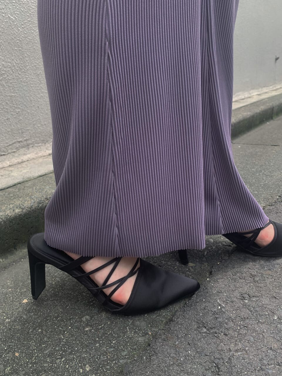 ブラック系のサンダル、パープル系のTシャツ/カットソー、パープル系のスラックスを着用したレディースの夏コーディネートの4枚目の写真