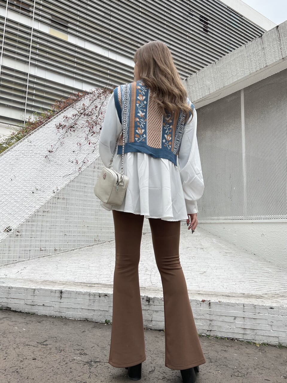 ホワイト系のショルダーバッグ、ブルー系のシャツ/ブラウス、ブラウン系のレギンス/スパッツを着用したレディースの冬コーディネートの3枚目の写真