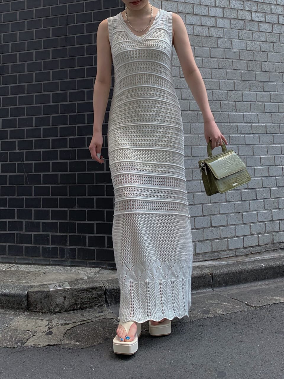 ホワイト系のワンピースを着用したレディースの夏コーディネートの2枚目の写真