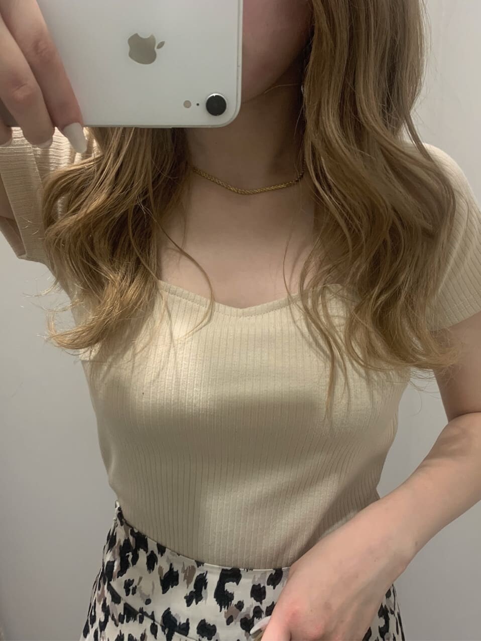 その他のスカート、ホワイト系のTシャツ/カットソーを着用したレディースの夏コーディネートの3枚目の写真