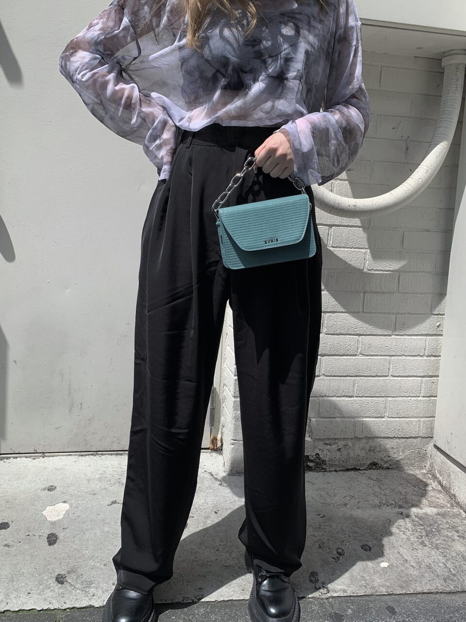 ブラック系のブーツ、ブラック系のその他パンツ、ブラック系のキャミソールを着用したレディースの夏コーディネートの4枚目の写真