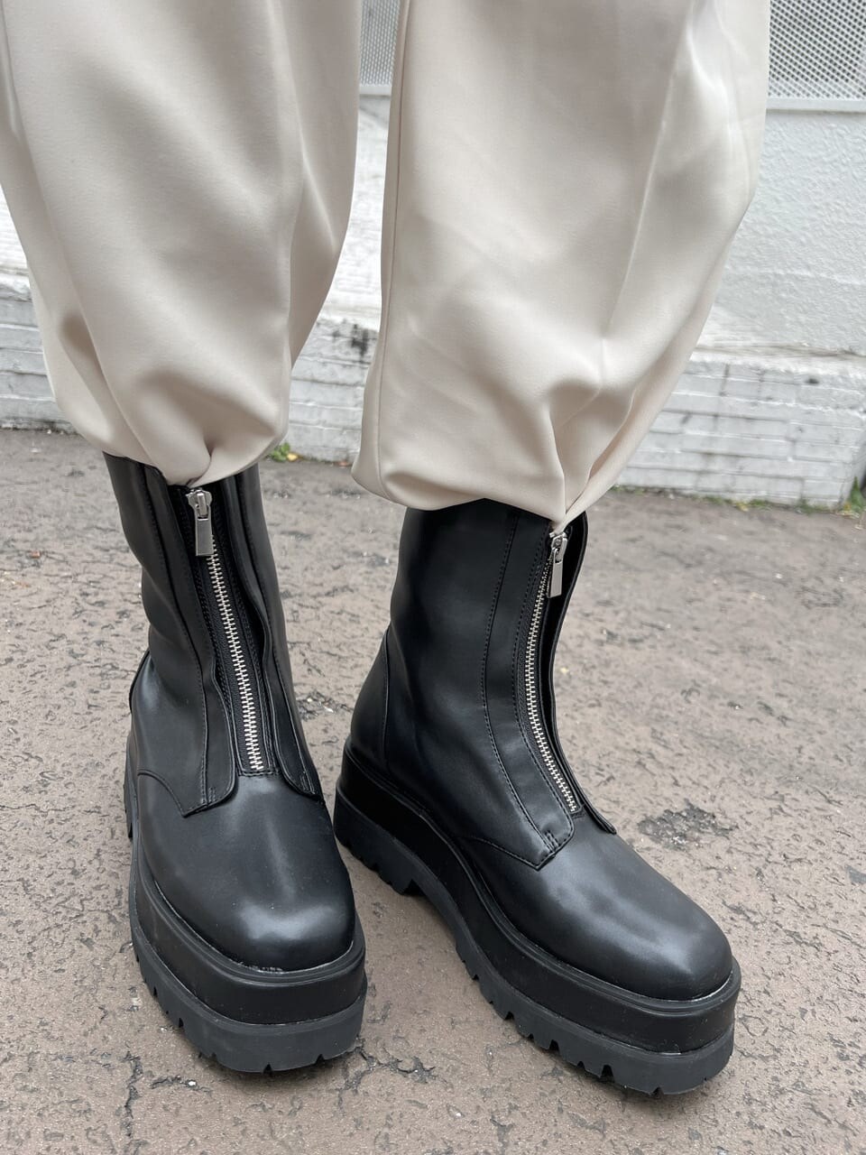 ホワイト系のブルゾン、ホワイト系のその他パンツ、ブラック系のブーツを着用したレディースの冬コーディネートの6枚目の写真