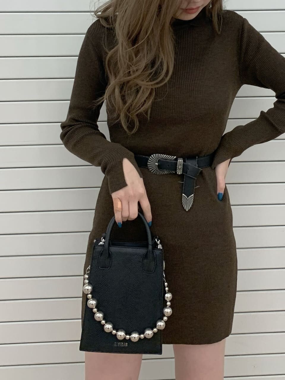 ブラウン系のワンピース、ブラック系のブルゾン、ブラック系のブーツを着用したレディースの秋コーディネートの3枚目の写真