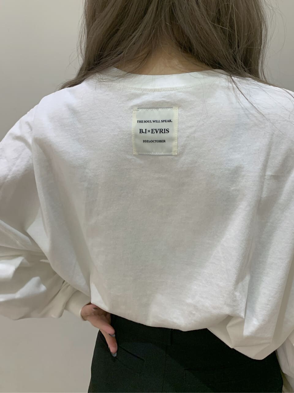 ホワイト系のTシャツ/カットソー、ブラック系のその他パンツ、ベージュ系のショルダーバッグを着用したレディースの秋コーディネートの4枚目の写真