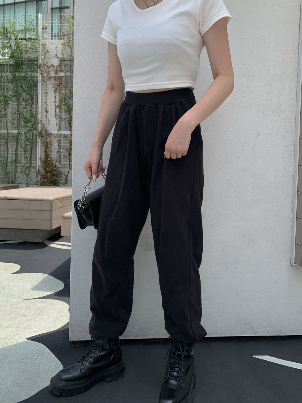 「EVRIS、スウェットパンツ、ブーツ、クロップド丈、モノトーン、#evris、#evrisコーデ、#ootd、162センチ、海外風コーデ、#ブラックコーデ、#モノトーンコーデ、3連ネックレス」｜「EVRISのスウェットテーパードパンツ（スウェットパンツ、ブラック系）」を使った、小林万由子さん（レディース・162cm）の夏コーディネートの3枚目の写真