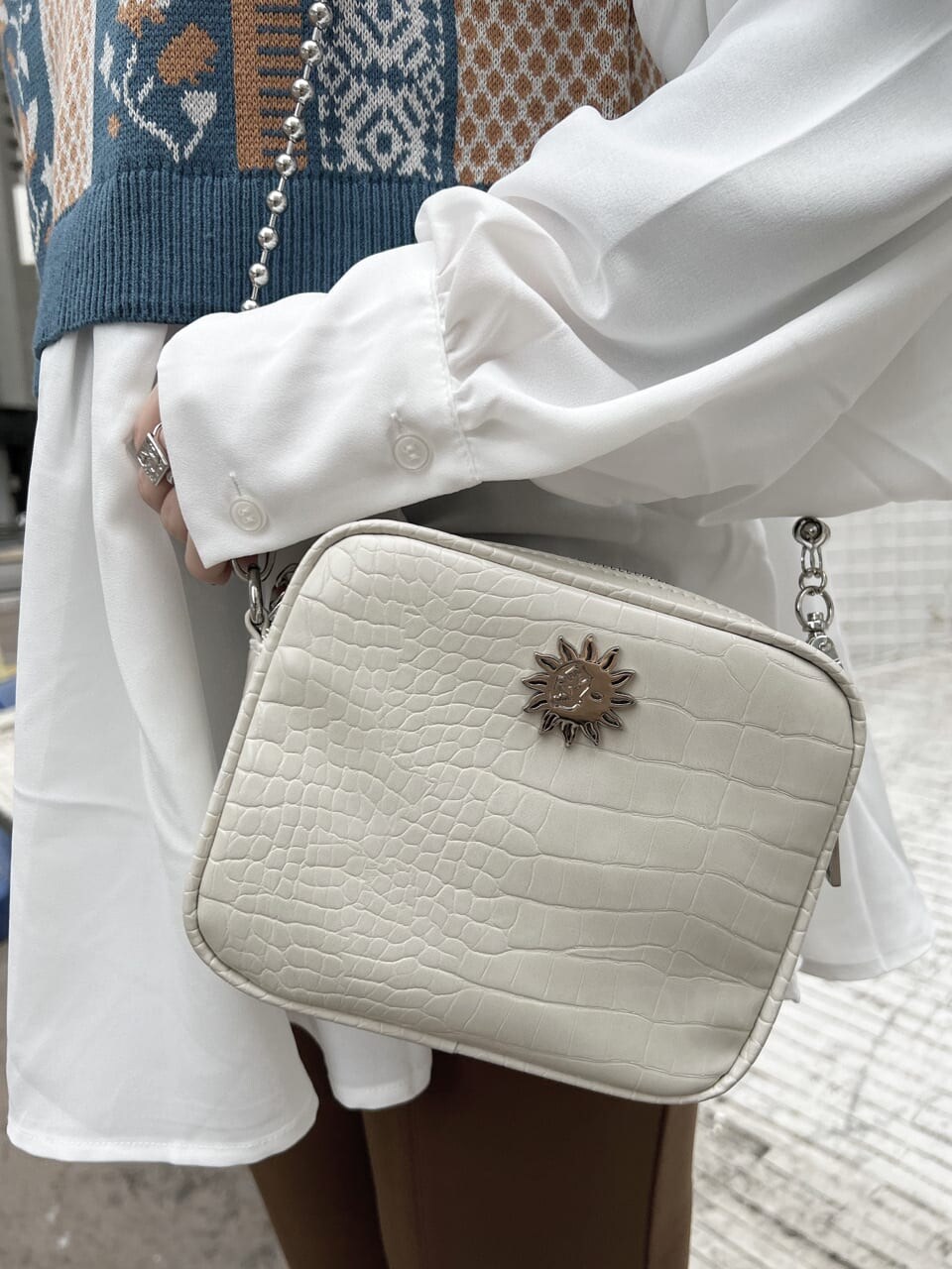 ホワイト系のショルダーバッグ、ブルー系のシャツ/ブラウス、ブラウン系のレギンス/スパッツを着用したレディースの冬コーディネートの5枚目の写真