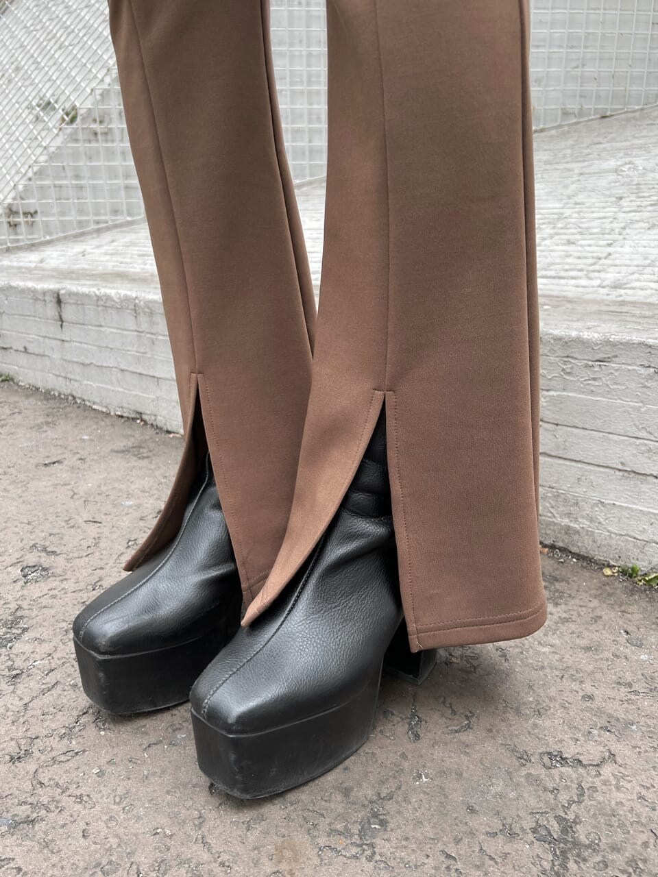 ホワイト系のショルダーバッグ、ブルー系のシャツ/ブラウス、ブラウン系のレギンス/スパッツを着用したレディースの冬コーディネートの6枚目の写真