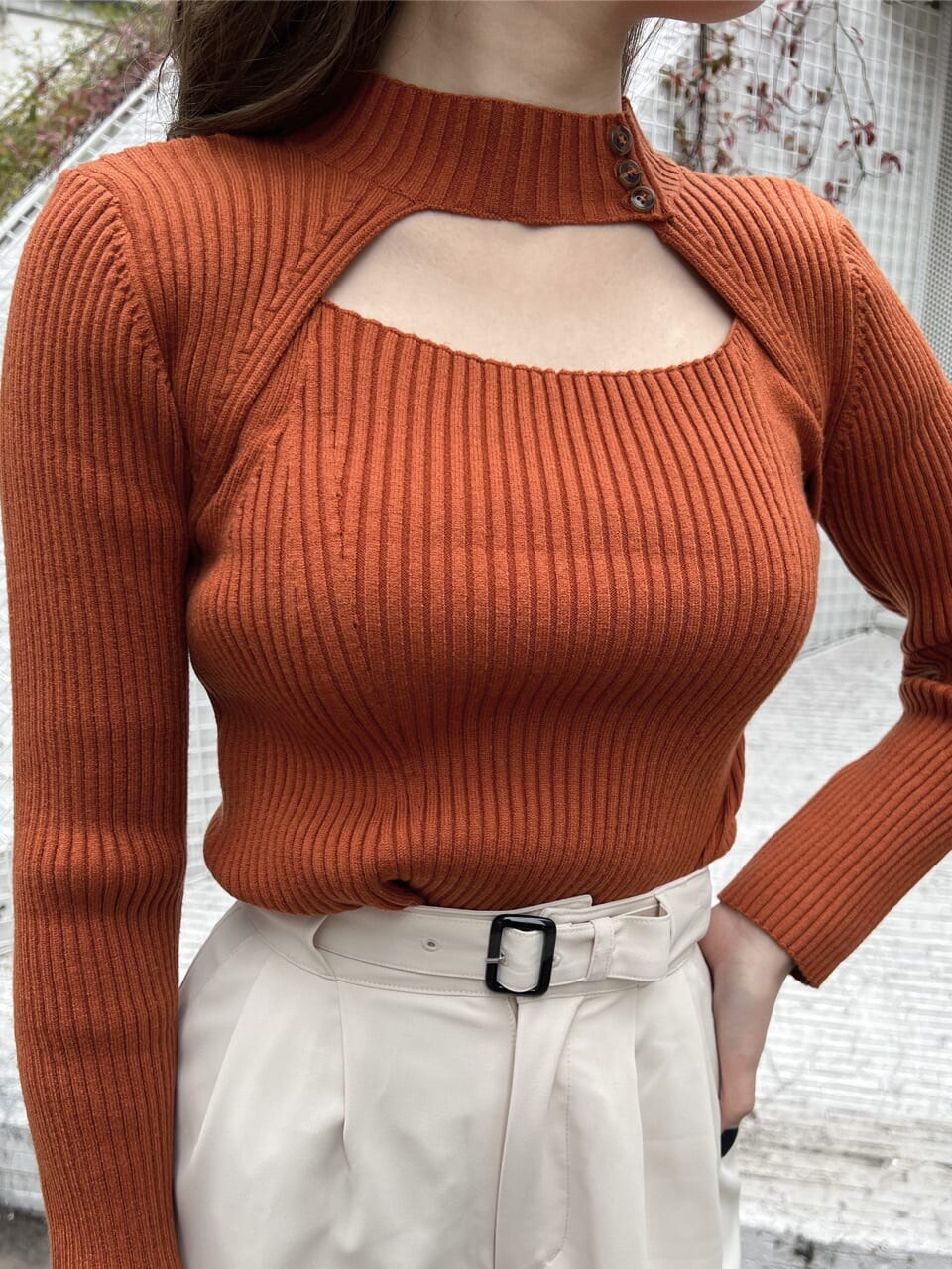 ホワイト系のブルゾン、ホワイト系のその他パンツ、ブラック系のブーツを着用したレディースの冬コーディネートの5枚目の写真