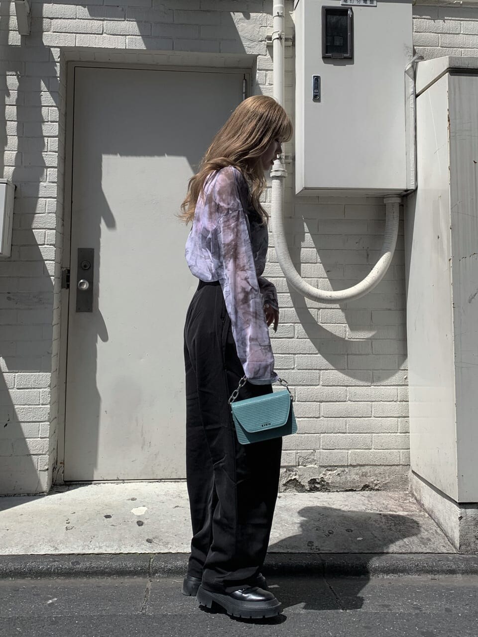 ブラック系のブーツ、ブラック系のその他パンツ、ブラック系のキャミソールを着用したレディースの夏コーディネートの3枚目の写真