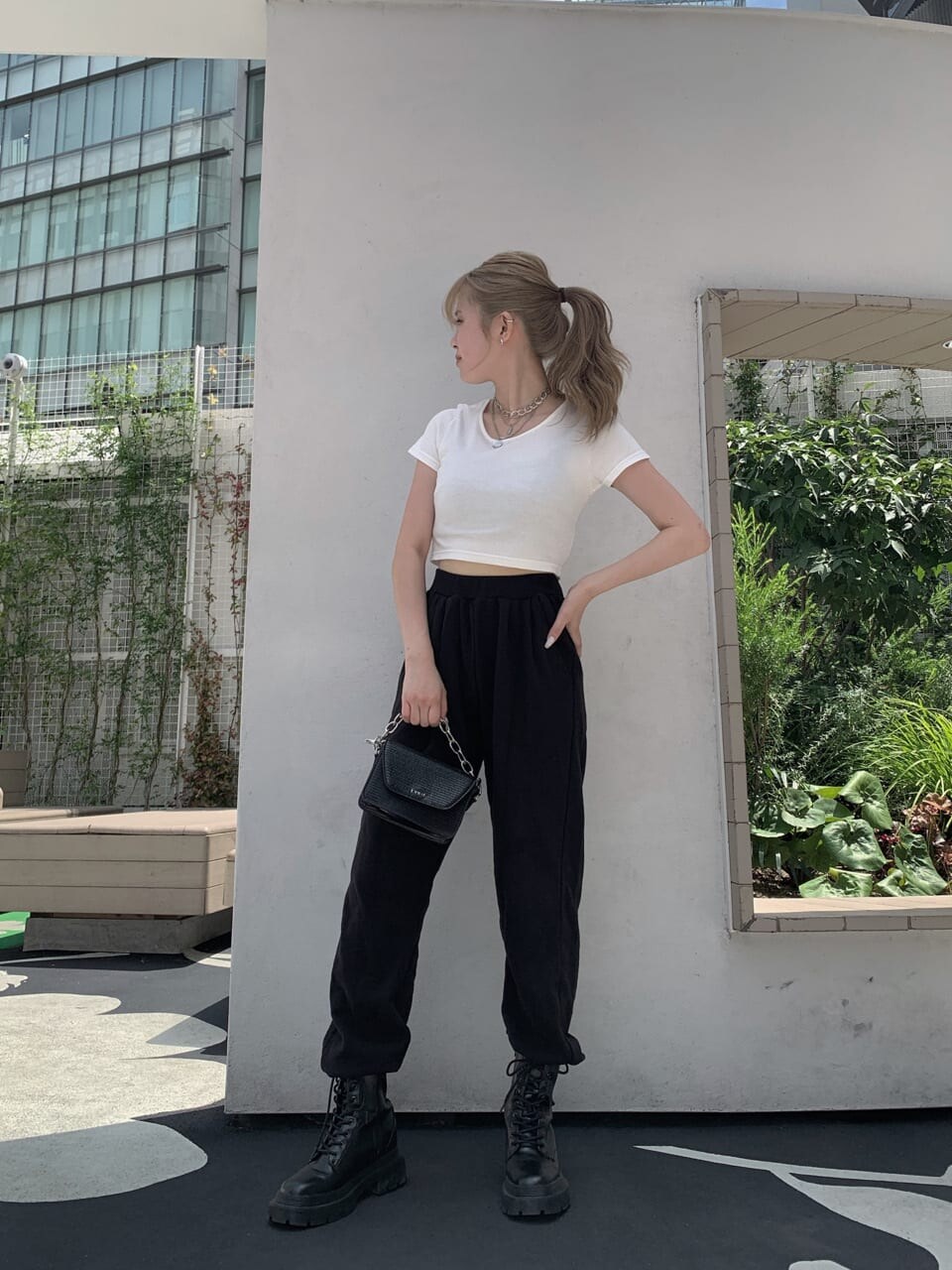 「EVRIS、スウェットパンツ、ブーツ、クロップド丈、モノトーン、#evris、#evrisコーデ、#ootd、162センチ、海外風コーデ、#ブラックコーデ、#モノトーンコーデ、3連ネックレス」｜「EVRISのスウェットテーパードパンツ（スウェットパンツ、ブラック系）」を使った、小林万由子さん（レディース・162cm）の夏コーディネートの2枚目の写真