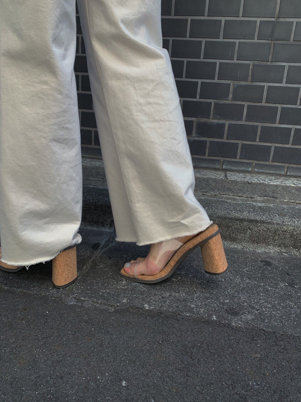 ホワイト系のショルダーバッグ、その他のサンダル、ホワイト系のデニムパンツを着用したレディースの春コーディネートの4枚目の写真