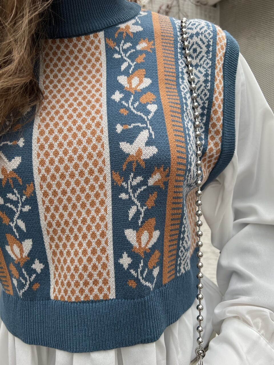 ホワイト系のショルダーバッグ、ブルー系のシャツ/ブラウス、ブラウン系のレギンス/スパッツを着用したレディースの冬コーディネートの4枚目の写真