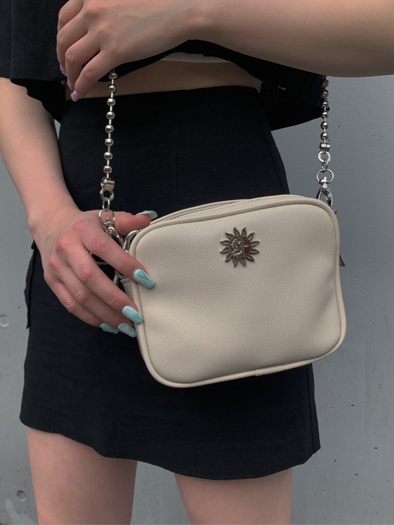 ブラック系のサンダル、ブラック系のスカートを着用したレディースの春コーディネートの4枚目の写真