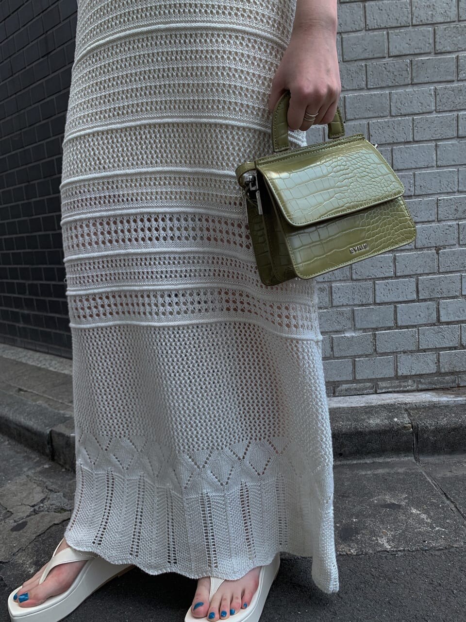 ホワイト系のワンピースを着用したレディースの夏コーディネートの4枚目の写真