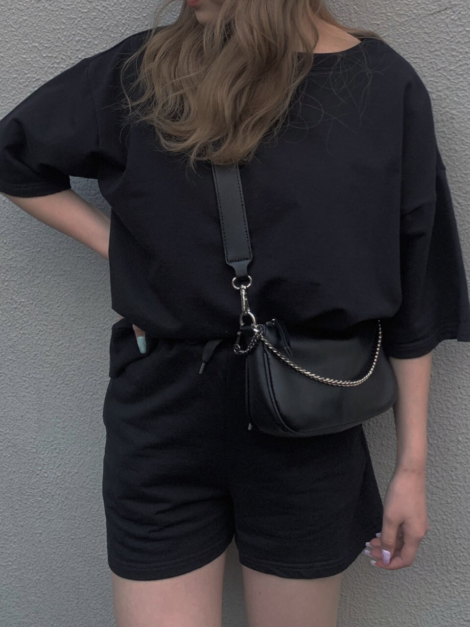 ブラック系のスウェットを着用したレディースの春コーディネートの2枚目の写真