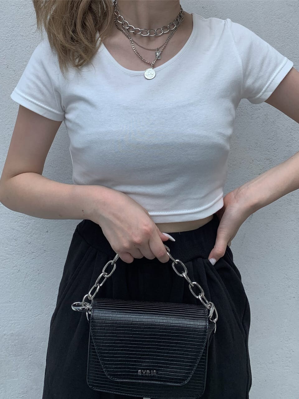 「EVRIS、スウェットパンツ、ブーツ、クロップド丈、モノトーン、#evris、#evrisコーデ、#ootd、162センチ、海外風コーデ、#ブラックコーデ、#モノトーンコーデ、3連ネックレス」｜「EVRISのスウェットテーパードパンツ（スウェットパンツ、ブラック系）」を使った、小林万由子さん（レディース・162cm）の夏コーディネートの4枚目の写真