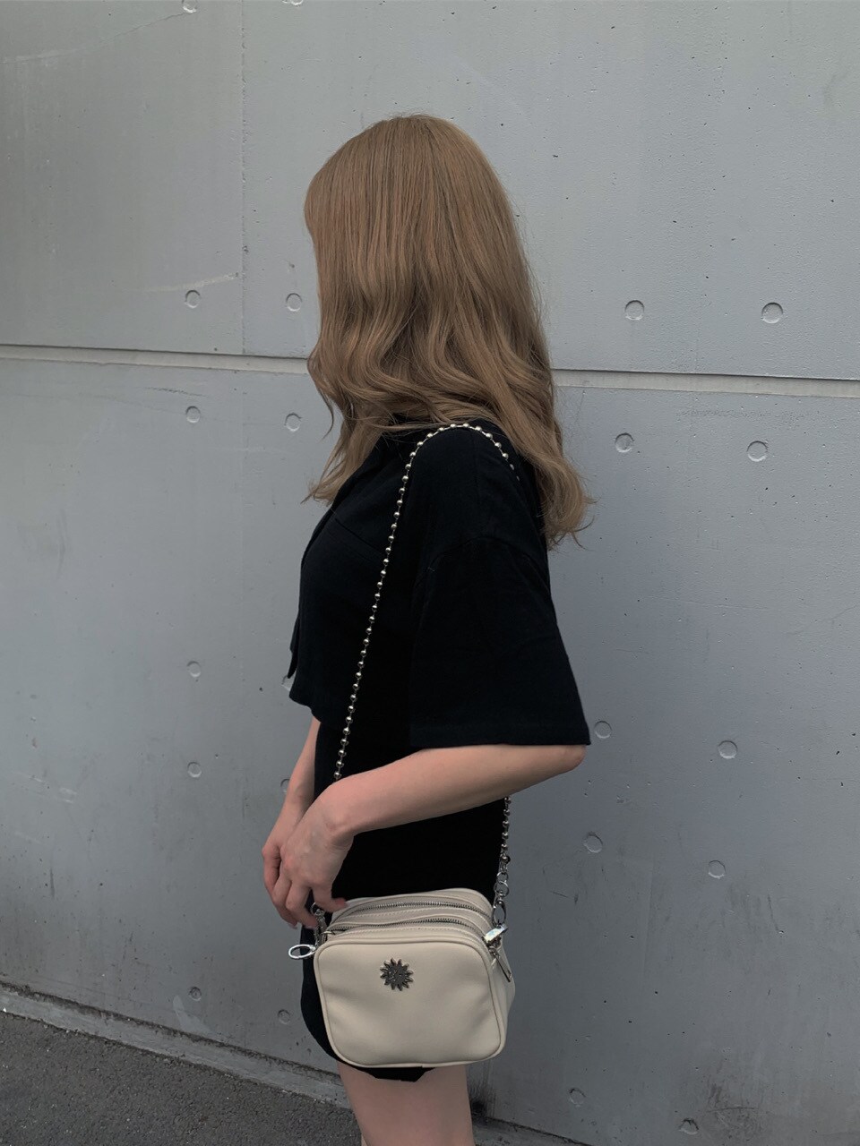 ブラック系のサンダル、ブラック系のスカートを着用したレディースの春コーディネートの3枚目の写真