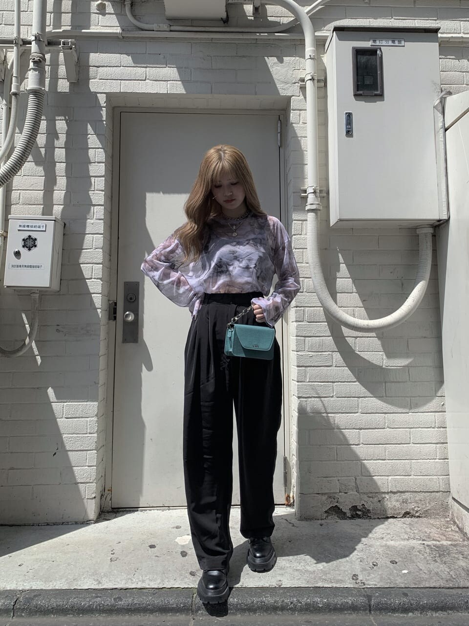 ブラック系のブーツ、ブラック系のその他パンツ、ブラック系のキャミソールを着用したレディースの夏コーディネートの2枚目の写真