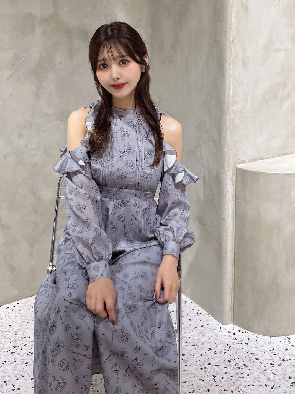 ブラック系のパンプス、ブルー系のワンピースを着用したレディースの冬コーディネートの2枚目の写真