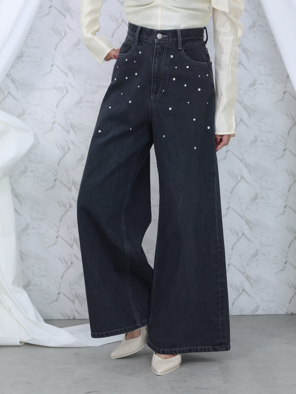 ホワイト系のシャツ/ブラウス、ブラック系のデニムパンツ、ブラック系のハンドバッグを着用したレディースの秋コーディネートの5枚目の写真